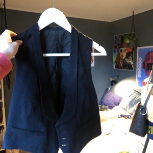 Väst - En svart väst köpt second hand i fint skick, står varken storlek eller märke. Skulle säga att den motsvarar en större S. Skriv för fler frågor <3