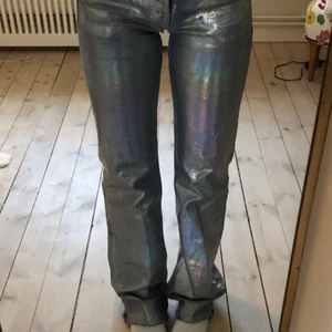 Zara silverjeans - Säljer dessa ascoola silverjeans. Aldrig använda och är från zara. 