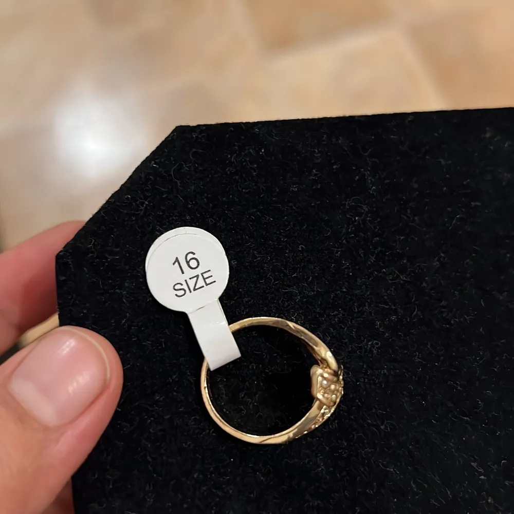 Golden ring size 16 . Accessoarer.