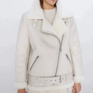 Jacka - Fluffig och varm jacka från zara! Verkligen älskar den men det är tyvärr lite stor på mig så rekommenderar till någon runt S. Nypris på zara 599🥰