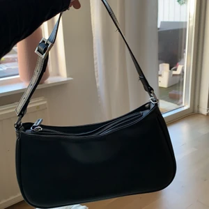 Väska monki - En väska från monki, kommer i fint skick:) Du kan justera hur lång eller kort du vill ha den också! Jag skriver frakten privat om någon vill ha väskan.