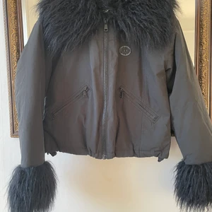 Jacka m fuskpäls från Urban Outfitters - Snygg, vadderad och jättevarm jacka  från Urban Outfitters. Stl XS men passar S också. Använd en gång men har en nästan likadan så säljer denna nu! Köpt i oktober i butiken för 1000kr.   Väldigt snygg vid utgång osv🥳