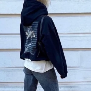 Hoodie med tryck från Nyden - Cool hoodie med tryck på ryggen ifrån Nyden. Jättebra kvalité, tjockt material och stor mysig luva perfekt till höst och vinter! Köpt på A-found för 400kr, men har tyvärr inte kommit till användning nu i höst! 🍂 🖤🖤 strl: S