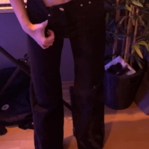 Wide led jeans  - Säljer dessa Gina Tricot jeans som passar mig bra men använder dom aldrig så säljer dom. Super bra skick och inga hål elr slitningar. Buda på👏