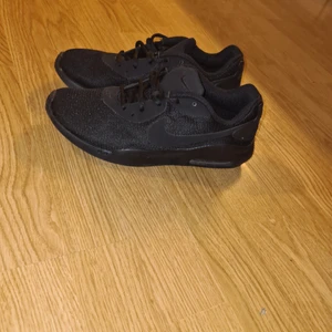 Nike  - Helt nya nike skor köptes för 700 säljer dom för 450 svarta storlek 38,5 kan hämtas i arlöv eller så skickas dom med spårbartpaket. Tar både swish och kontanter. Frakten brukar ligga mellan 140-160 kr med spårbart 