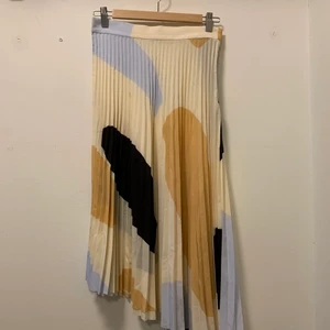 Assymetrisk kjol - Säljer denna superfina assymetriska kjolen från &other stories pga för stor… Jättehärliga färger och colourblocking! Finns några få tecken på användning i form av en fläck (se bild 2). Annars i toppen skick, endast använd några få gånger.
