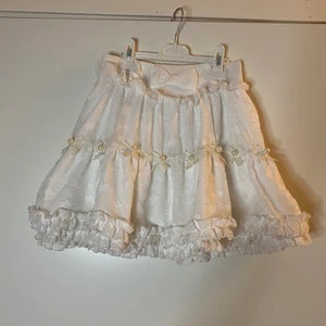 Söt kjol med inbyggda shorts - Super söt kjol från spreepicky med inbyggda safety shorts. stretching midja. Bra skick. Kan mötas upp i Sthlm. Köpare står för frakt. Tar endast emot swish.