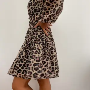 Jättefin leopardmönstrad klänning från Nelly. Endast provad annars helt oanvänd. Säljer pågrund av att det inte har blivit av att jag använt den då jag tycker att urringningen är lite väl djup för mig. Jag köpte klänningen för 399 kr. Skriv om du har några frågor eller är intresserad av att köpa. 