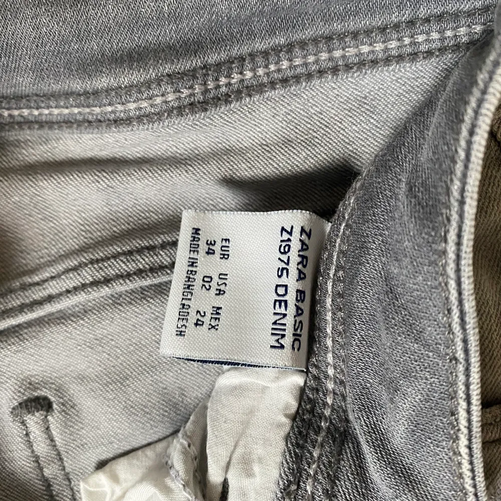 Ljusgrå zara jeans som inte längre kommer till användning! Jeansen är i ett bra skick och är i storlek 34 och är lite korta på mig som är 167 . Jeans & Byxor.