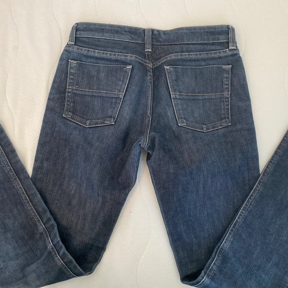 Lågmidjade mörkblåa jeans från Filippa K. I bra sick och knappt använda. Passar bra på mig som har storlek xs-s. . Jeans & Byxor.