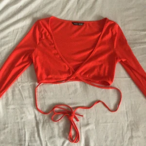 Omlott tröja - Så fin röd tröja som går omlott som man knyter. Tight fit. Jättefin festtröja 