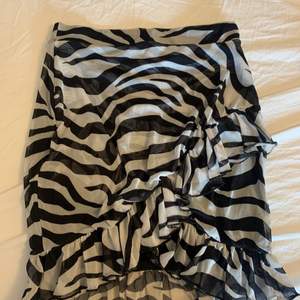 En kjol i zebra print med volanger fram till, jättefin. Kommer tyvärr inte längre till användning, ifrån NLY i storlek XS. 