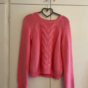 Stickad tröja  - Mysig stickad tröja från Zara i storlek S🥰 använd endast två gånger! 70kr + frakt