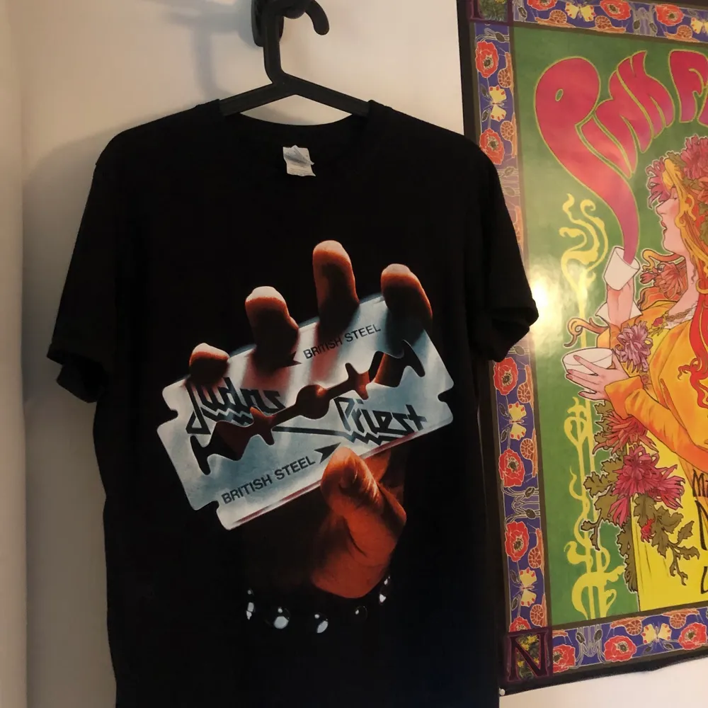 Säljer denna Judas Priest T-shirt som e köpt på shock i Gbg pga den är för liten i min smak. Använd fåtal gånger o i bra skick. Storlek M men jag skulle säga att den är mer åt S hållet. Nypris:300kr. T-shirts.