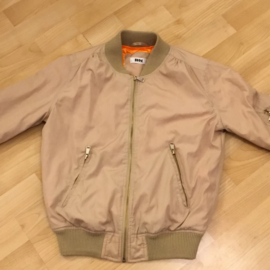 En fin beige jacka - 90