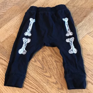 Byxor - Svarta men ljuset gör att dom ser mörkblåa ut