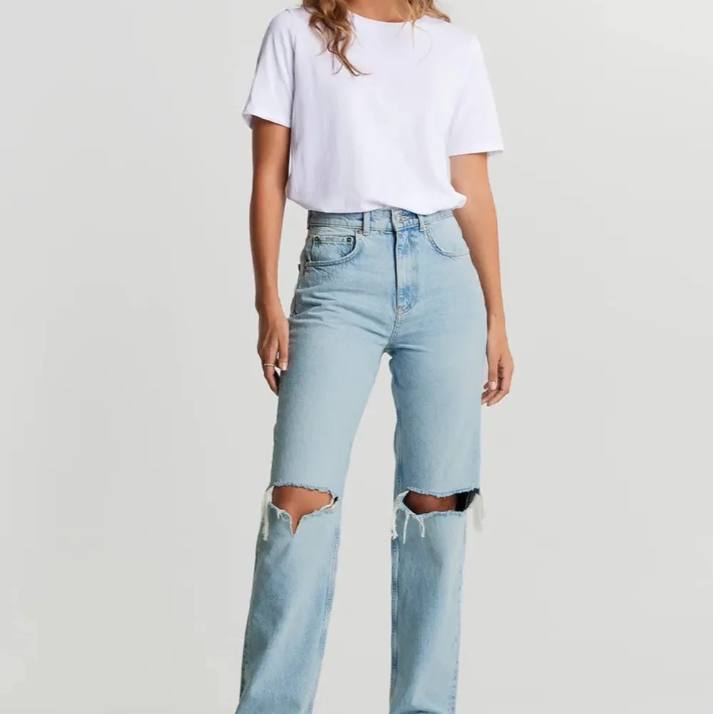 Säljer mina Gina jeans som är i väldigt bra skick och använts ändats en gång! Nypris 500kr säljer för 300kr + frakt . Jeans & Byxor.