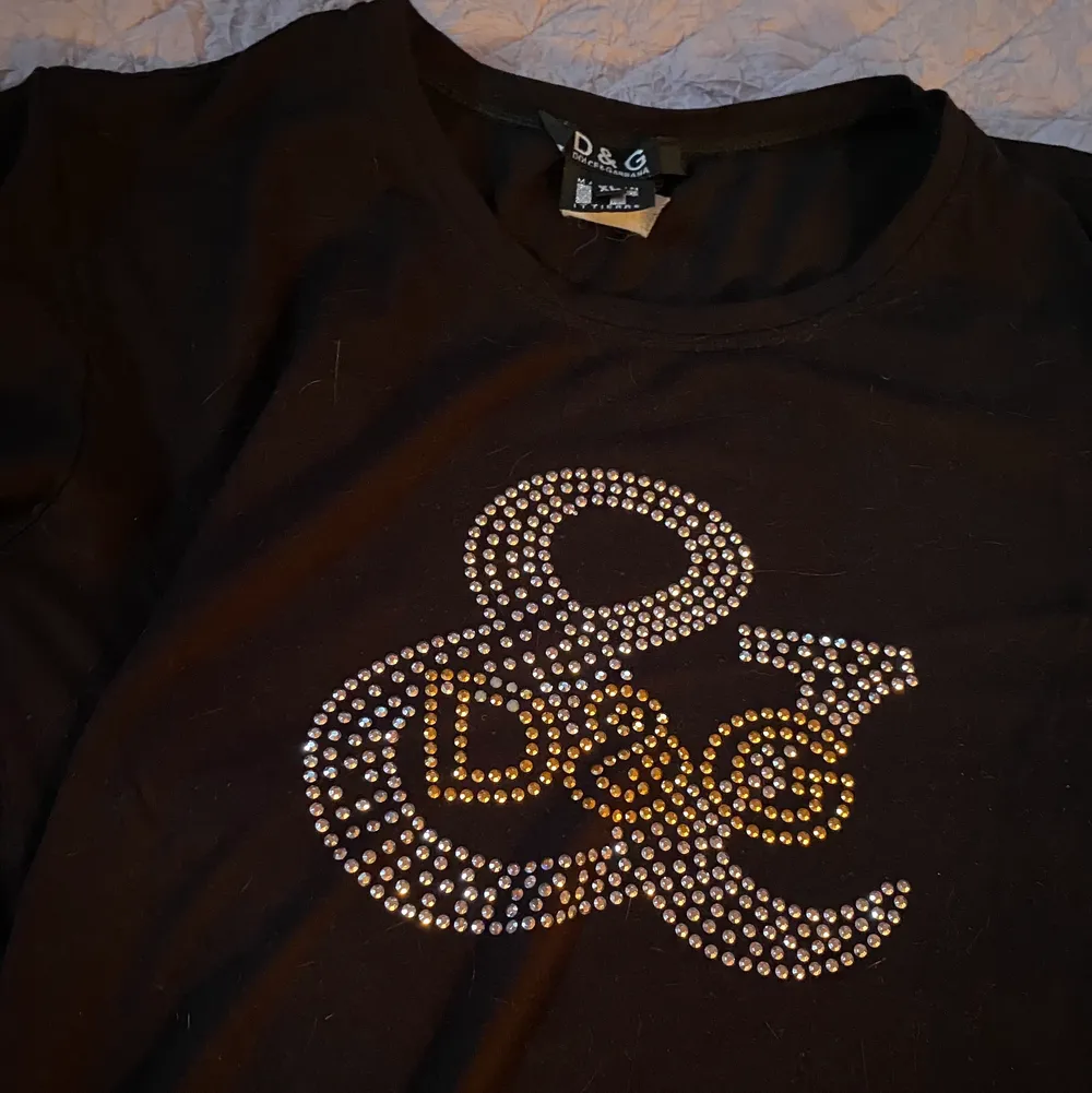(mest troligen fake) svart dolce & gabbana t-shirt med strass-stenar!! storlek M i dam. 200kr med frakt inräknad! <3. T-shirts.