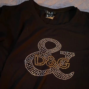 strass d&g t-shirt - (mest troligen fake) svart dolce & gabbana t-shirt med strass-stenar!! storlek M i dam. 200kr med frakt inräknad! <3