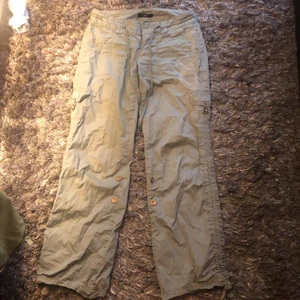 Suuuper snygga lågmidjade byxor - Mammas gammla byxor, men bra skick. Är inte riktigt säker på om jag vill sälja, för jag älskaar dom. Kan sälja för bra pris:) Men buda så får vi se! Byxorna är lågmidjade, gröna och har lite mönster på. Det står ingen storlek men trot de är typ s/xs SKRIV PRIVAT FÖR MER BILDER