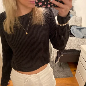 Stickad tröja - Grå stickad tröja som inte kommer till användning längre! Är i storlek M men sitter mer som en S/XS ❤️