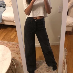 H&m storlek 36 men funkar som 34 också!  - Nu säljer jag mina jeans från h&m som knappt kommit till användning på grund av att de var lite stora i midjan. Dem är i nyskick😌  och frakten tillkommer! 