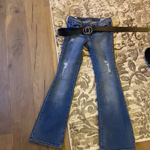 några jeans med bältet som ingår 
