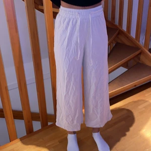 Bomullsbyxor  - Korta i modellen (jag är 167) stl XS och de är från Bershka. Tunna i materialen, passar bra för sommaren. 