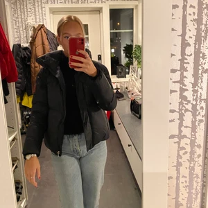 Jättefin vinterjacka - Vinterjacka köpt vintern 2020 för 2500kr. Sparsamt använd/nyskick. Buda från 800kr, kan sälja direkt för 1200kr