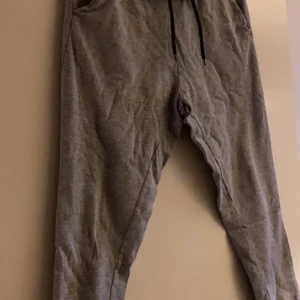 Mjukis byxor grå - Gråa mjukisbyxor från etirel. I nyskick. Använda 1-2 gånger. 90kr + 66kr frakt
