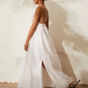 Ljusrosa maxiklänning - Så drömmig lång sommarklänning med fina detaljer i ryggen💕 den är perfekt längd för mig som är 176 cm, men är något stor vid bysten! Därav aldrig använd. 