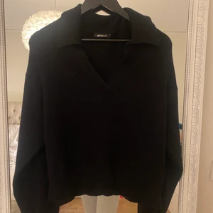 Svart stickad tröja med krage  - Säljer denna super fina tröja från Gina tricot som jag aldrig använt. Köpte den nyligen men den har inte kommit till användning och därför säljer jag💞 frakt kostar 66kr! 