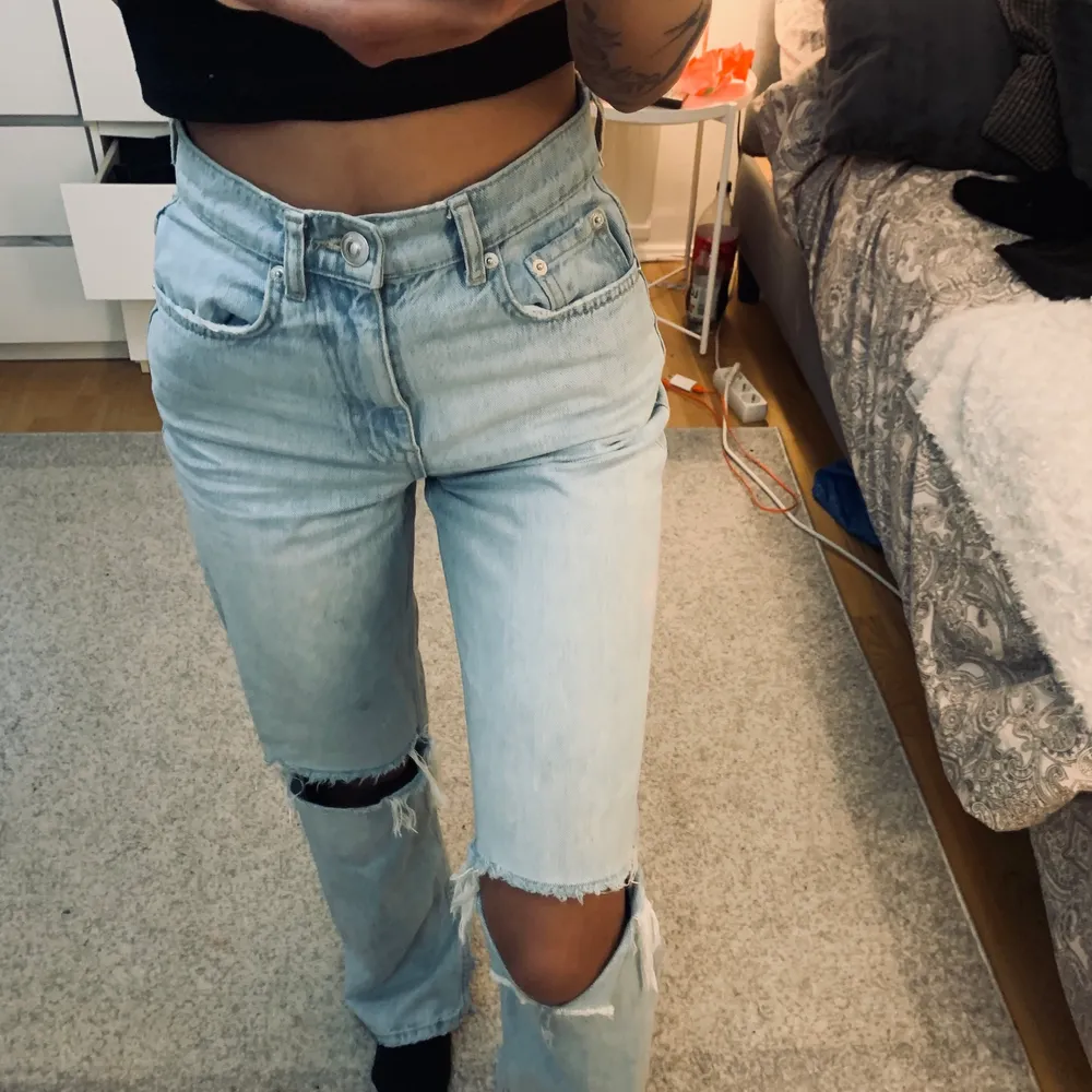 Populära jeans från Ginatricot. Köpte dom för 500 kr tror jag och använt ksk 3 gr. Klippte slit på dom och tycker verkligen dom är skit snygga men får inte så mycket använding för dom! . Jeans & Byxor.