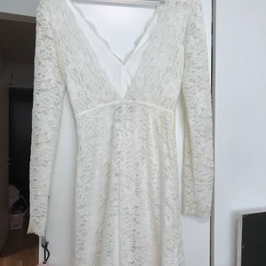 studentklänning  - En studentklänning använd en gång på min egen student sedan bsra blivit hängande, storleken är xs men tycker det är mer som en S. Pm för fraktkostnaden, skickar spårbart 