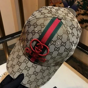 Äkta Gucci kepsar från restlager - Gucci kepsar från restlager. De är äkta, men certifikat medföljer inte eller kvitto. Men man ser samt känner äktheten. Finns ett fåtal jag kommit över, och priset e fast. 🌸 800 inkl spårbarhet som bokas i samband med betalning som sker per swish. Allt gott..