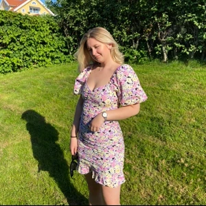 Sommarklänning från Gina - Sååå fin och somrig klänning från Gina Tricot. Köpt i somras och är nu slutsåld överallt. Använd en gång vid tillfället då bilderna togs💗