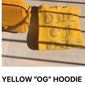 Gul limited edition one of one hoodie - One of one hoodie från ett limited edition drop (hoodien kommer inte släppas igen). Oanvänd fortfarande i plastförpackningen. Skriv bud och frågor i meddelande. 🤝🤠😁