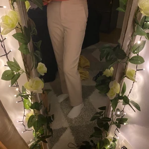 Rosa byxor  - Säljer dessa as snygga rosa kostymbyxor från HM, som jag inte längre använder. Det är i storlek S men passar också i xs Samt också M 