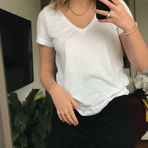 vit tshirt  - basic vit tshirt med jättefin passform och v-ringning!