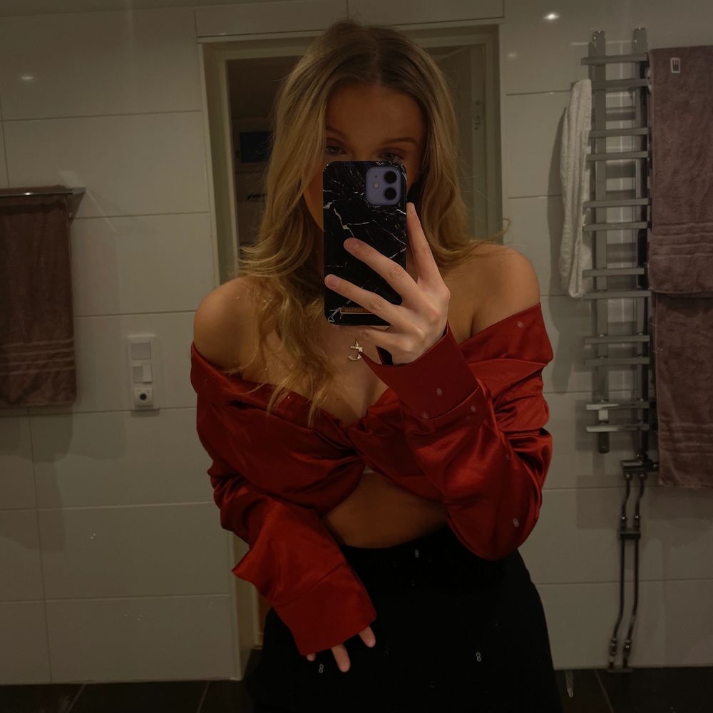 Jättesöt, roströd topp från Prettylittlething. Aldrig använd, lappen kvar🍁🌹 resor i ryggen, passar därav fler storlekar. Långärmad och perfekt för höstens alla utekvällar!! Pm för frågor/fler bilder. Toppar.
