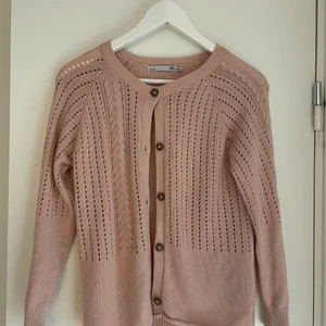 Kofta från lager 157 storlek 140 - En rosa kofta från Lager 157 som är använd fåtal gånger.