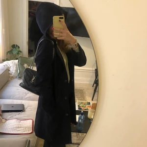 Mörkblå kappa med huva från COS - Säljer min fina och så sparsamt använda kappa från COS. Jättefin passform och fall och med en huva som är både snygg och varm.💘💘 jättefint skick. Fler bilder kan skickas på begäran! Köpt för 2000kr. Passar en storlek 36-38! Pris kan diskuteras❤️