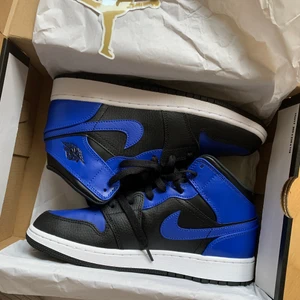 Air jordan 1 mid hyper royal (GS) - Säljer mina air jordan 1 mid, helt oanvända storlek 39. Säljs pågrund av fel storlek💙 låda får du med, endast seriösa köpare tack på för hand