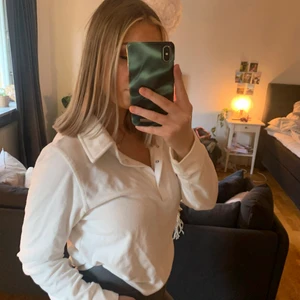 Vit tröja med knappar  - snygg skjortliknande tröja. En favorit men som inte blivit använd på sistone. 