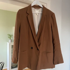 Kostymset - Kostymset från H&M, cirka 2 år gammalt men använt endast ett fåtal gånger. Storlek 42 i både byxor och kavaj. Inköpt för 550:-, säljes i set för 200:-, eller separat 150:- för kavajen och 100:- för byxorna. Är lite missvisande ljus på bilderna på byxorna, färgen på kavajen är den som är på hela sättet. 