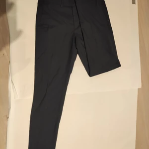 J Lindberg 100% Fancy wool Kostymbyxor - Använda 1 gång för en bal. Inte använt sen dess för det gick tillräckligt lång tid (ett och ett halvt år) att jag växte ur de.  NYPRIS 1800KR se bilden  Fler bilder skickad utan problem  Storlek 44 tror jag  pris kan diskuteras