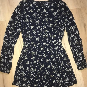 Jumpsuit  - Fin Jumpsuit från Superdry! Mörkblå med fina små blommor på i gult och vitt:) Supersöt och kan användas även nu på vintern med strumpbyxor under! 