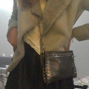 Kort kappa - Intressekoll på min asballa vinterjacka från River Island. Storlek 10, skulle säga att den är som en S ungefär.Den är jättevarmt och gosig på insidan så passa verkligen perfekt nu till den kalla tiden⛄️⛄️ Obs den har en fläck längs ner i ryggen (bild 3) men jag tror att den skulle gå bort om man skrubbade lite💗💗KÖPAREN STÅR FÖR FRAKT PÅ 66kr