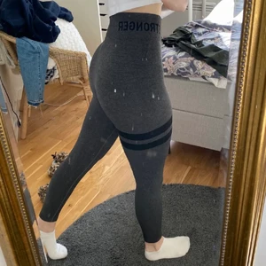 Träningstights stronger - (Min bild) Säljer dessa gråa tights från stronger i seamless kollektionen, spårbar frakt 57kr🥰💖