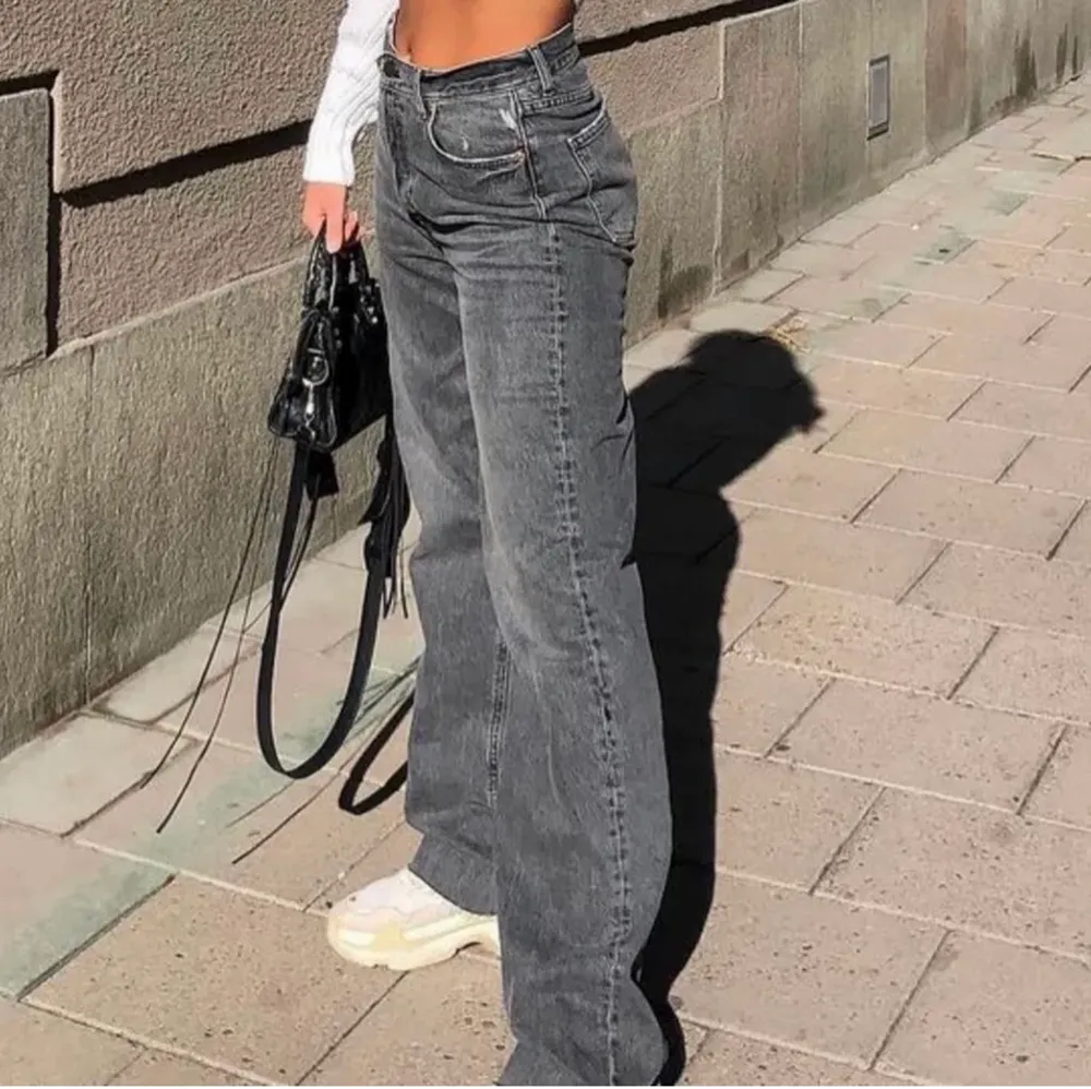 Säljer mina gråa zara jeans, de är i storlek 36, men skulle även passa 38 då de var rätt stora i storleken. Jeans & Byxor.